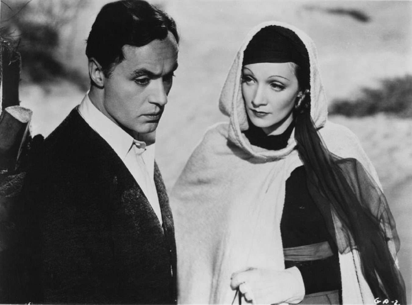 Charles Boyer and Marlene Dietrich in The garden of Allah , 1936