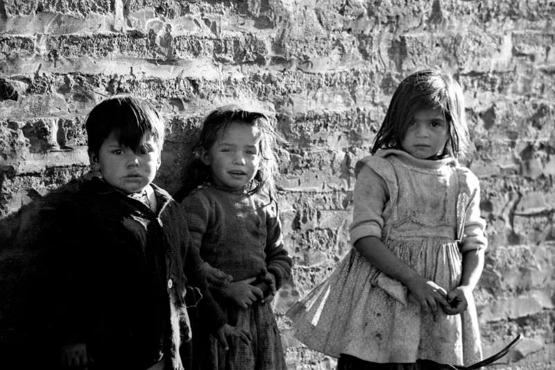 Poor children, Santiago, Chile, 1962 – Bygonely