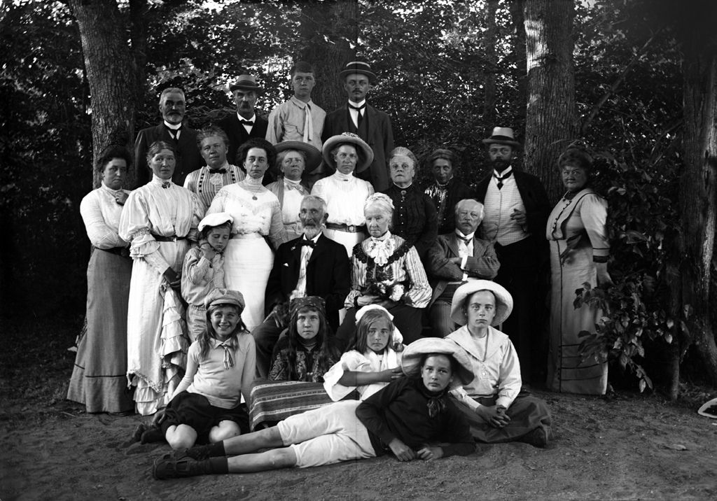 Group portrait, Nobynäs, ca. 1920s.