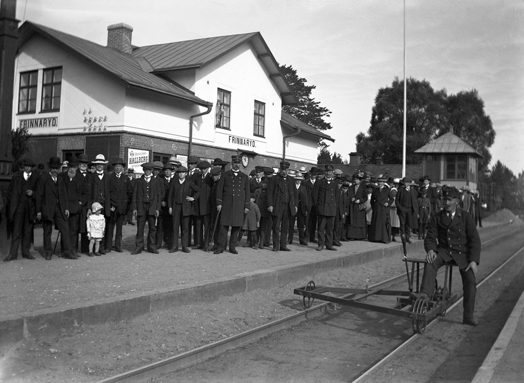 Market visitors waiting for the train to Tranas. Frinnaryds station, 1913