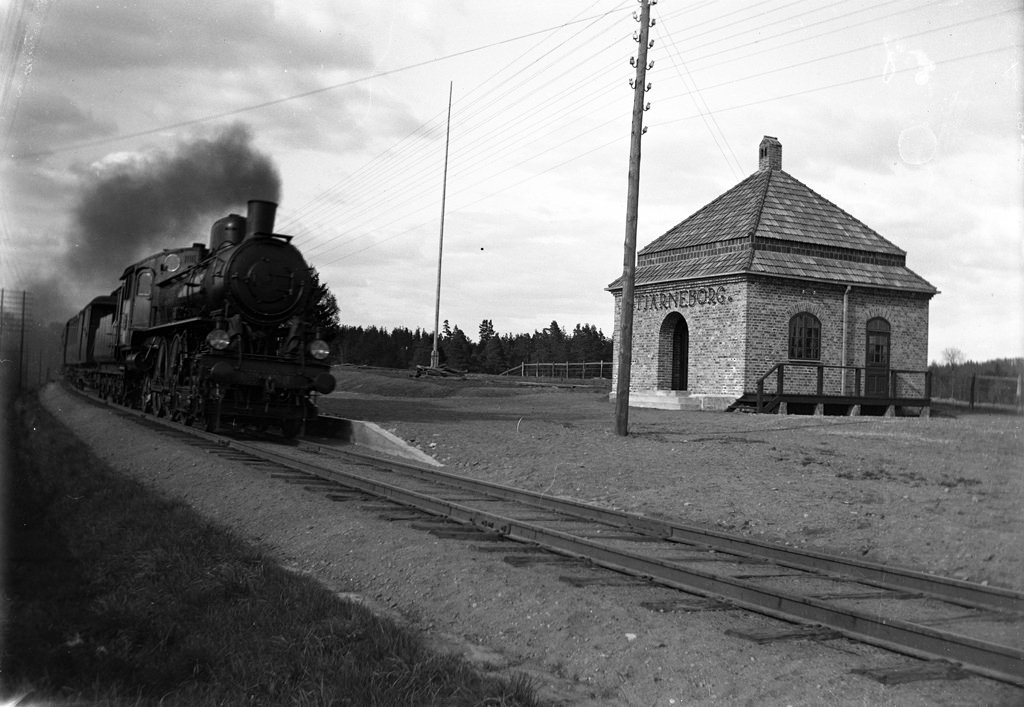 Southbound train at the newly built station house in Stjärneborg, 1914.