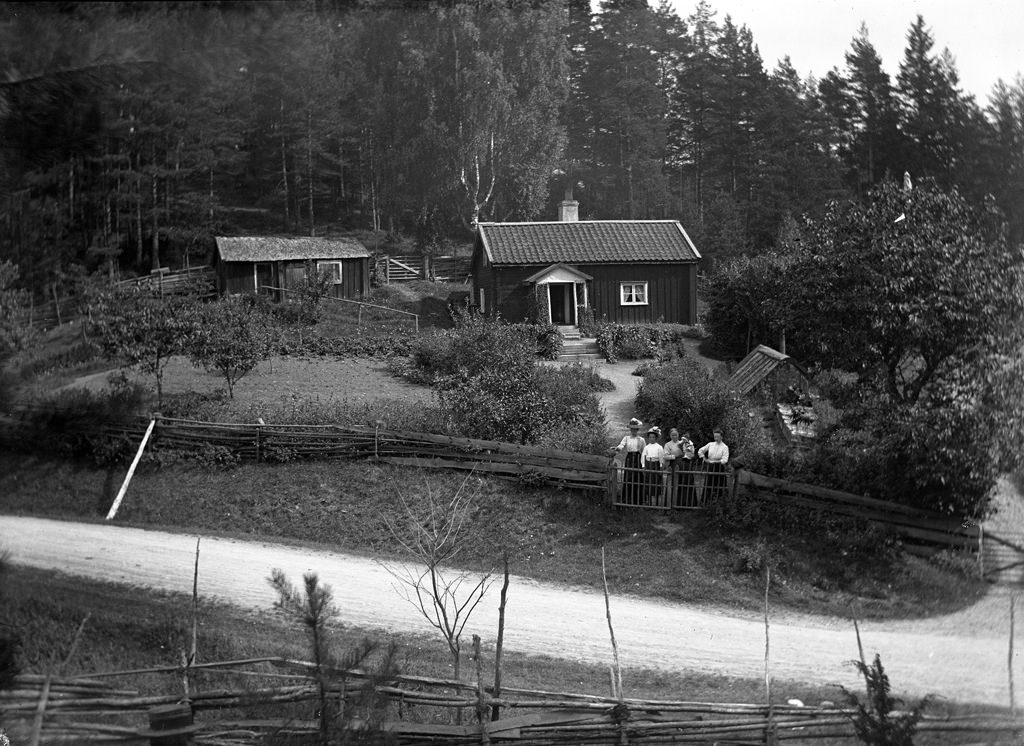 Rakelt, really Peraklet, was a cottage in Vrångsjö manor in Marbäck parish. Lay next to old highway Tranas - Eksjö visible in the foreground, 1913.