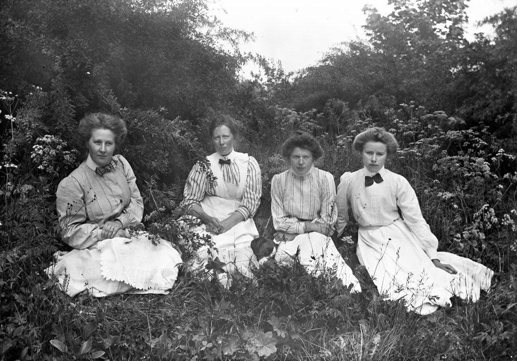 Four ladies in green grass from one of the manor houses of Vrångsjö or Hästeryd, ca. 1912.