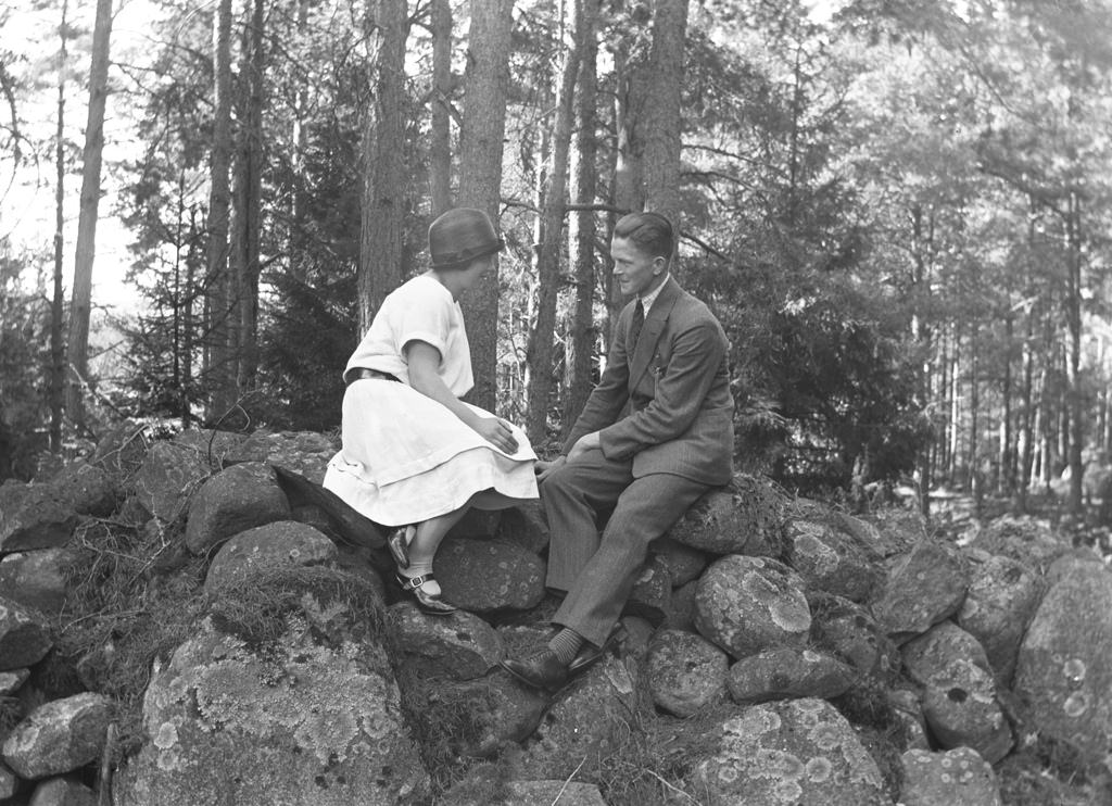 Stone and Signe in 1926. Another sweet couple photographed by Oskar Jaren in natural surroundings. Stone Bergqvist (b. 1907) and Signe Smith (b. 1908) who married each other in 1927.