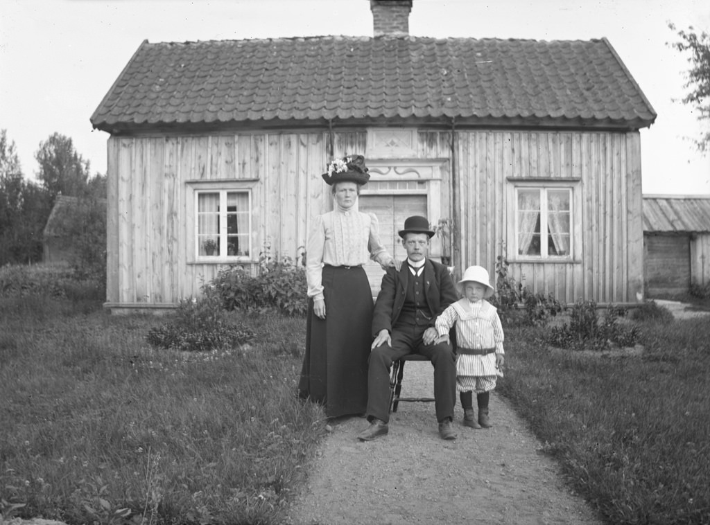 Lekströms, 1912. Potter Oskar Lekström with his wife and son.