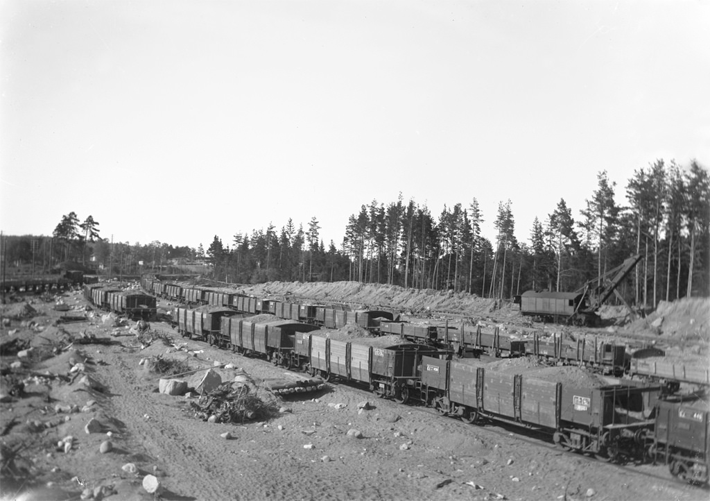 Gravel groove in Frinnaryd. The picture is taken at double the building on East Main Line in 1920 - 22.