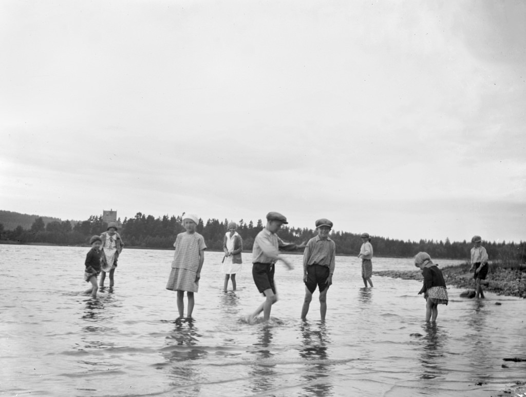 The motives of Lake Ralången with Stjärne Castle in the background. The children in the foreground is probably the family Söderholm.