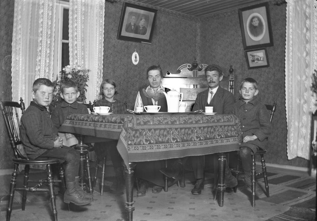 A family in Söderholms, 1926.