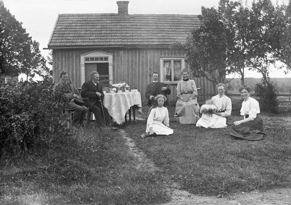 Organized group at the home of freeholder Frans Viktor Johansson stocka Bäcks Mellangård in Linderås, 1913.