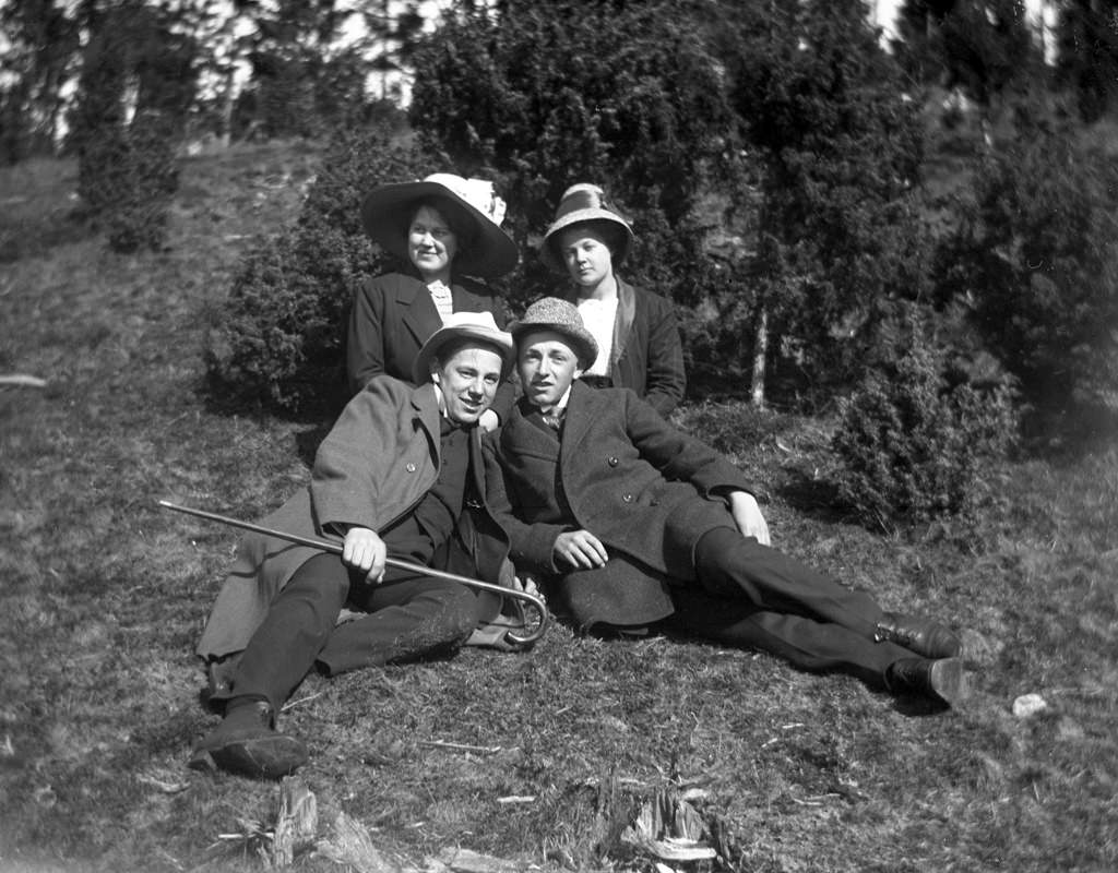 People in the image is Maria Andersson, Carola Aurell and Henning Aurell (right). The fourth of the cloverleaf yet unknown. Around 1915.