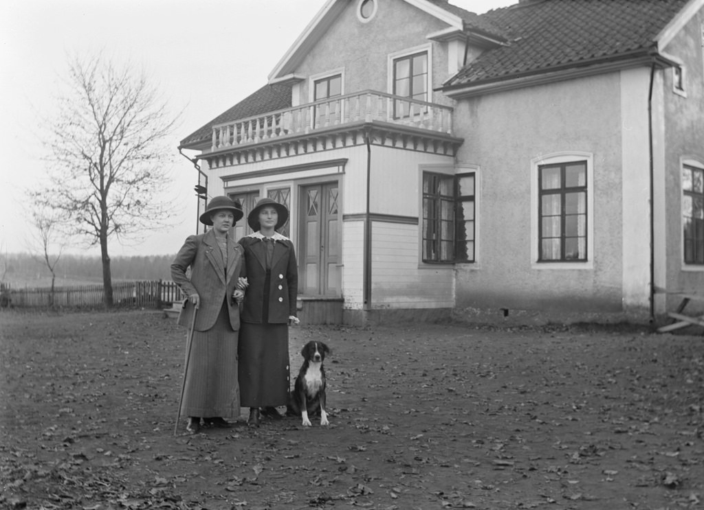 Klara Thorsson and Carola Aurell (school teacher) outside the school in Frinnaryd.