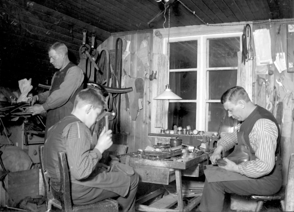 Photo, from about 1915-20, was taken in the property Sanna Frinnaryds station community. There, Anders Johan Satisfaction (b. 1862, left in the photo) started a shoemaking around 1900. Pictured on the right is son Ernst Satisfaction (b. 1890), who was also a shoemaker.