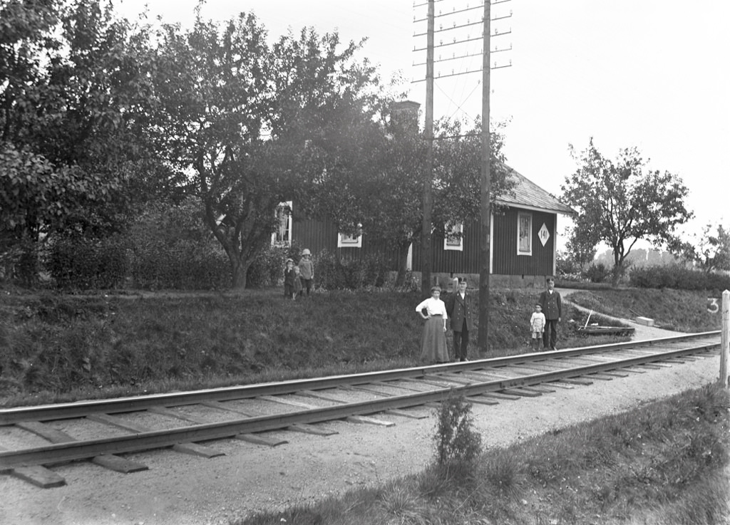 The picture is taken in Härje City at Stjärneborg, Lommaryds parish, ca. 1915. The cottage was a so-called double cabin for two families.