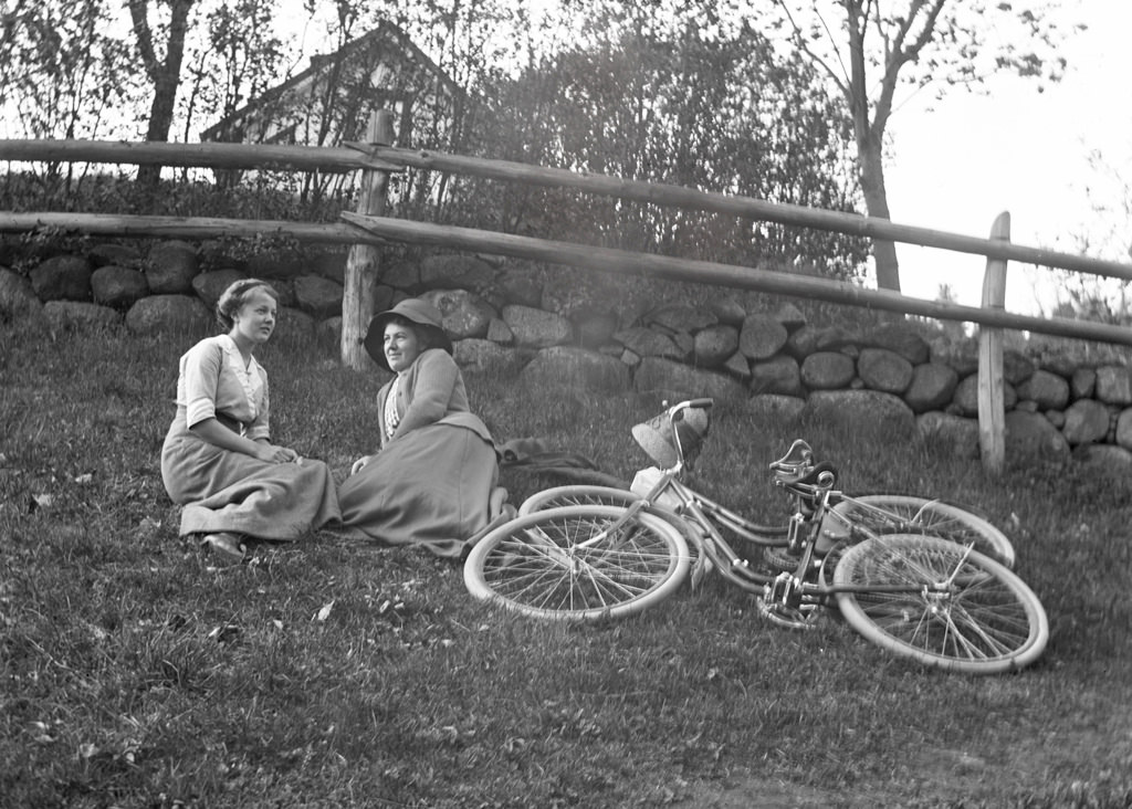 Break on the grass. The woman on the left is the school teacher's daughter Carola Aurell.