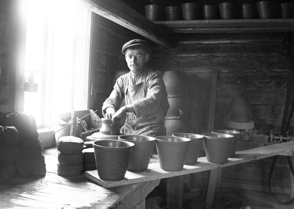 The potter's wheel Erik Söderholm (b. 1884) in Söderholms pottery, Frinnaryd, 1915.