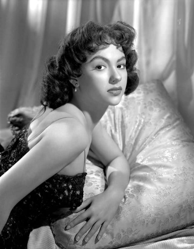 The Unstoppable Rise of Young Rita Moreno: A Glimpse into the Early Life of an EGOT Legend
