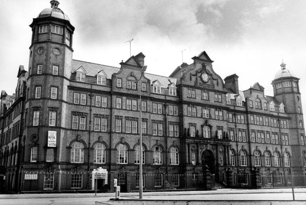 The David Lewis Hotel in Great George Place, 1977.