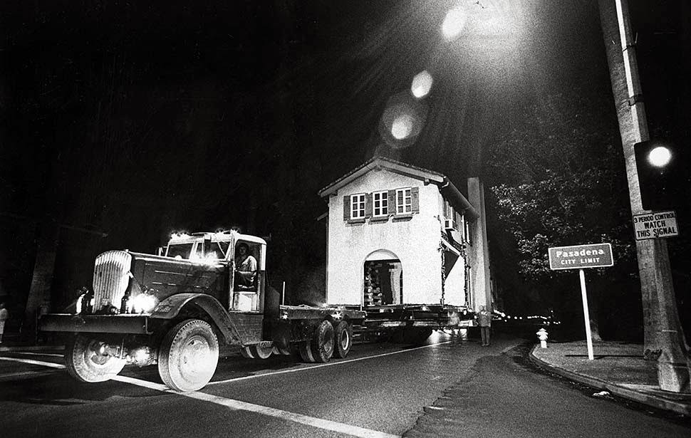 John and Cheryl Fremdling moved their 349-ton home in Pasadena to keep it from being demolished. Aug. 16, 1973