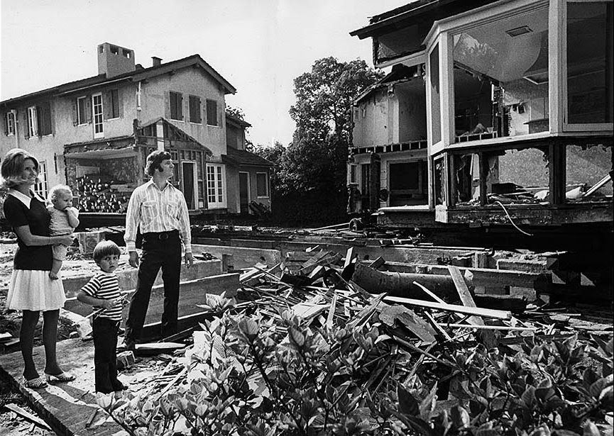 John and Cheryl Fremdling check out their house after its move to a new Pasadena location. Aug. 16, 1973