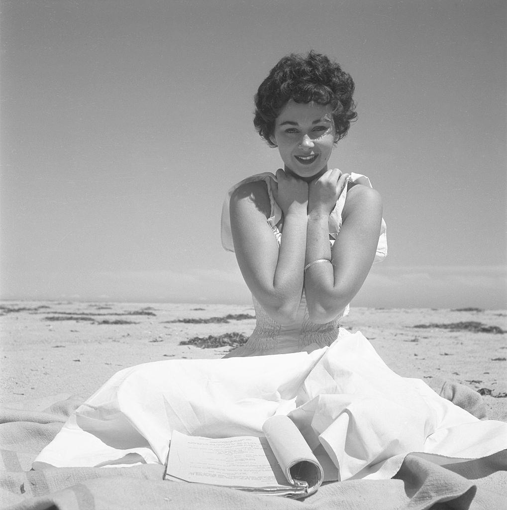 Marla English poses at the beach in Los Angeles, 1956. – Bygonely