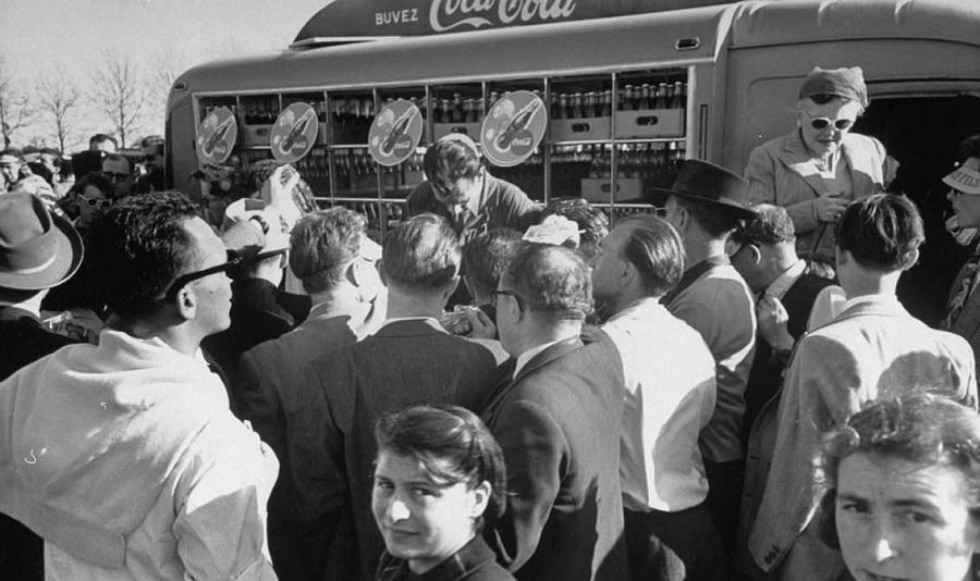 Vintage Photos Show French People Tasting CocaCola For the First Time