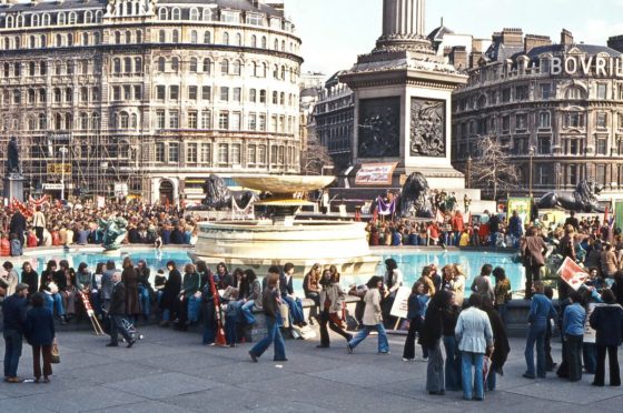 London in the Mid-1970s: Vibrant Photos Show Street Scenes, Roads and ...