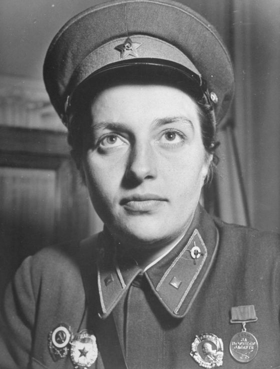 lyudmila-pavlichenko-s-portrait-1942-bygonely