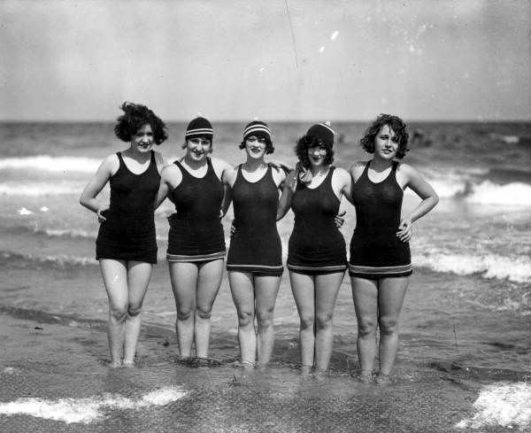 Fascinating Vintage Photos Show Women's Beachwear Styles of the 1930s