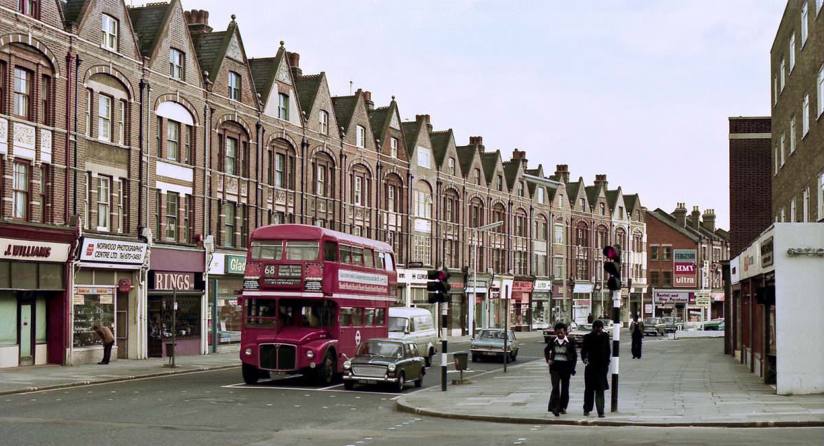 Fascinating Snapshots of London Street Life in the mid-1970s by David ...