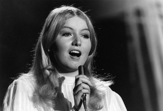 Mary Hopkin: Story and Beautiful Photos of Welsh Singer who sang ‘Those ...