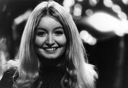 Mary Hopkin: Story and Beautiful Photos of Welsh Singer who sang ‘Those ...