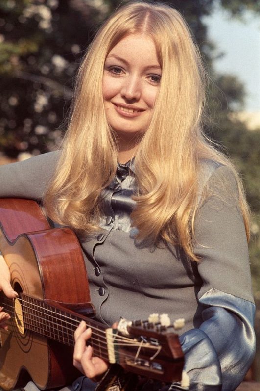 Mary Hopkin: Story and Beautiful Photos of Welsh Singer who sang ‘Those ...