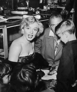 Marilyn Monroe signing autographs for her fans in a series of Candid ...