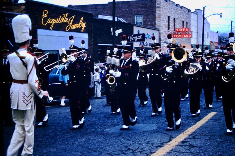 Fascinating Vintage Photos of Howard College Homecoming Parade in 1959