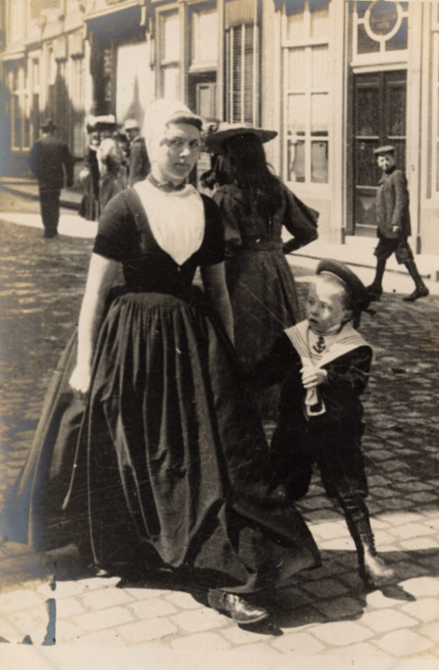 The party turned south again and a few days later were in the city of Middelburg, the capital of Zeeland. Here he found another traditional costume.