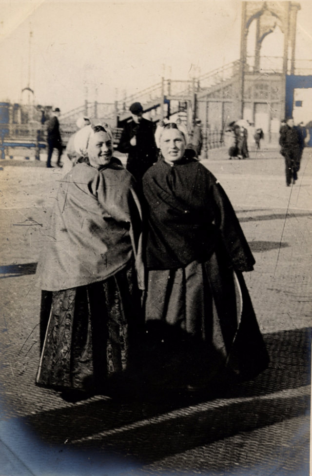 But this pair seem happy to pose for a picture with part of the pier behind them.