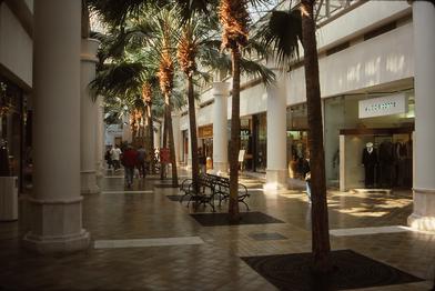 Town center mall in Boca Raton, Florida. Built in 1980 : r/80sdesign