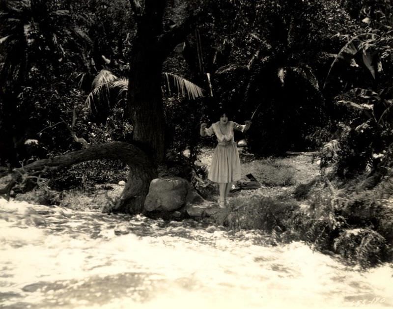 Beautiful Photos of Clara Bow from the Movie 'Hula (1927)'