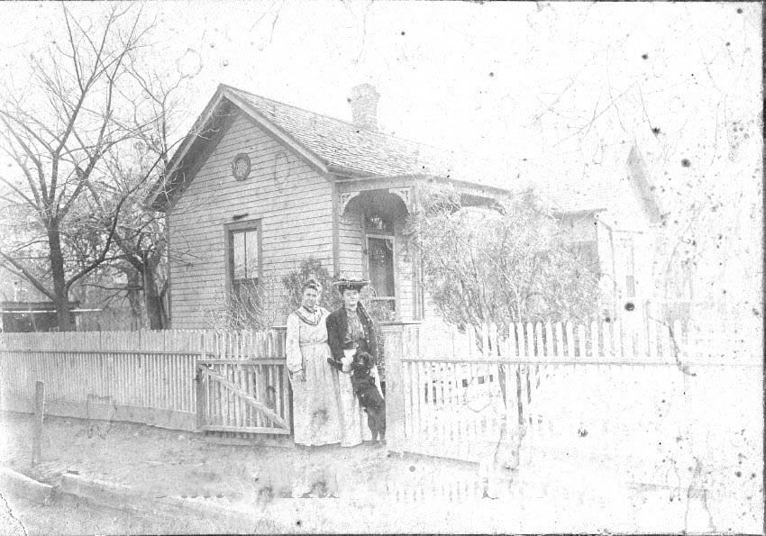 Elizabeth Baker Bailey & Minnie Baker Thomas in front of a house, 1905