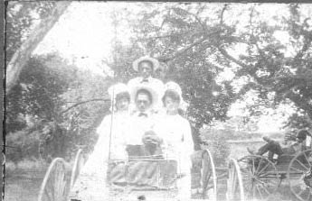 Minnie Mae Bailey Thomas with friends in buggy, 1906
