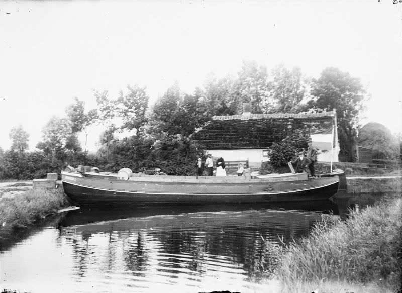 The Schermersloot with the barge of skipper Kleverlaan, 1914