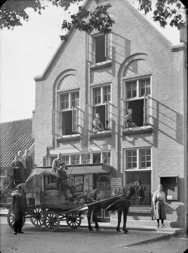 The shop of photographer Bonda, Oude Prinsweg 11, circa 1914