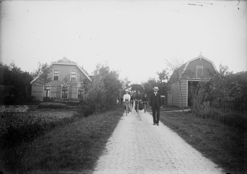 Cyclists and walkers at café-lodging "Duinzicht" on the Herenweg, 1914