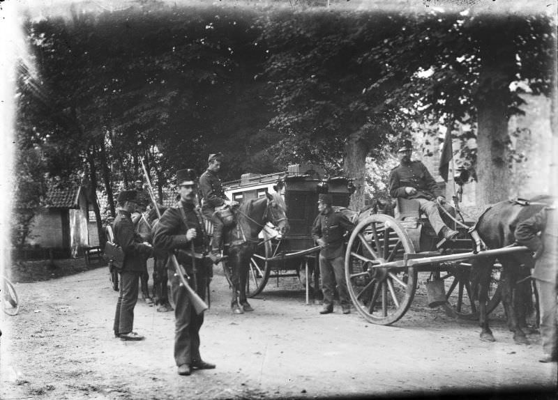 A group of soldiers with stretched wagons on the Oude Prinsweg, 1916