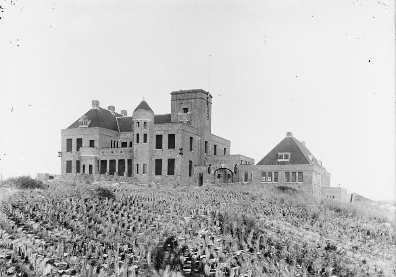 Elzenlaan 2-4. View of "House Russenduin". The country house with stable building and driver's house, built in 1916-1917 for August Janssen, 1914