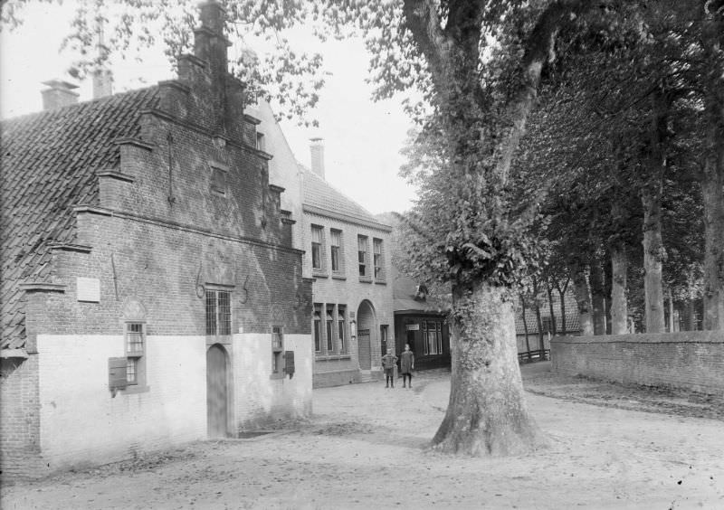 Oude Prinsweg with museum ''Het Sterkenhuis'', the post office and the building of the tourist office, circa 1914