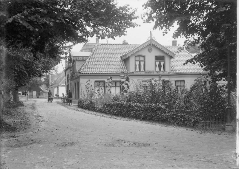 Raadhuisstraat with the "Doctor Dekkerhuis", nowadays the Village House, 1914