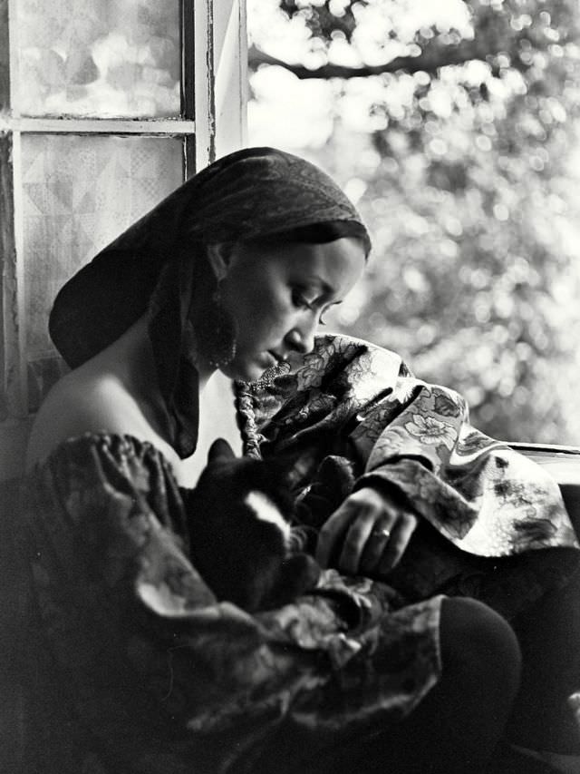 Lovely Photos of a Girl with her Adopted Cat in Boston, Summer 1968