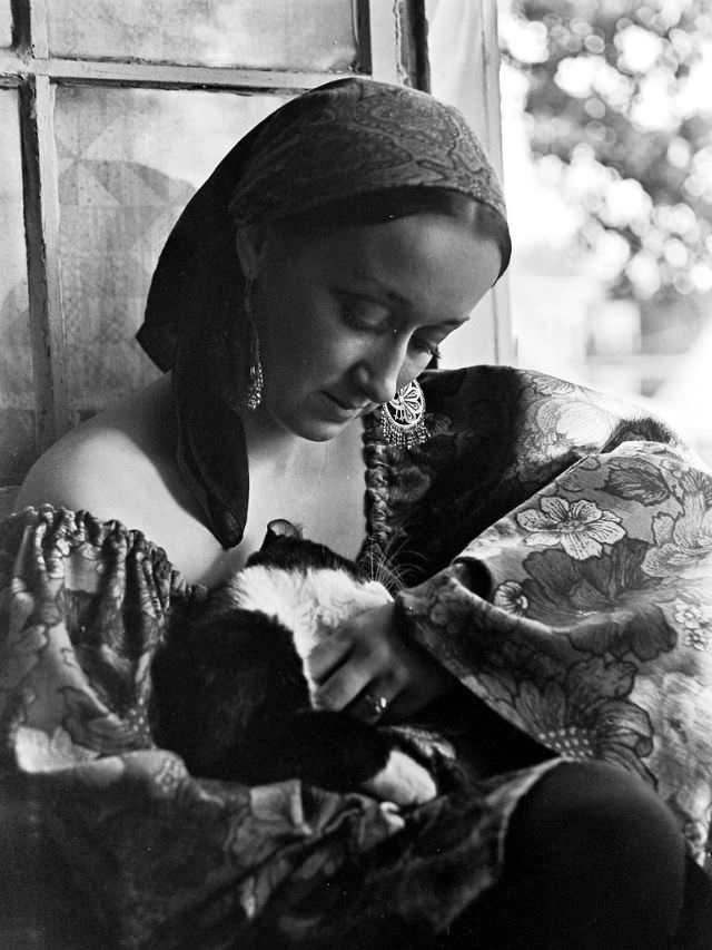 Lovely Photos of a Girl with her Adopted Cat in Boston, Summer 1968