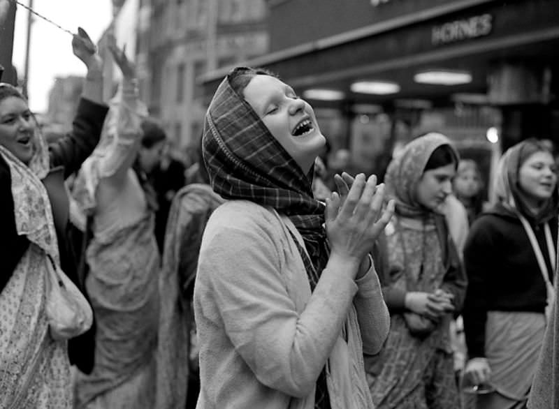 The Street Life of London in 1981 Through Fascinating Photos by Simon Nowicki